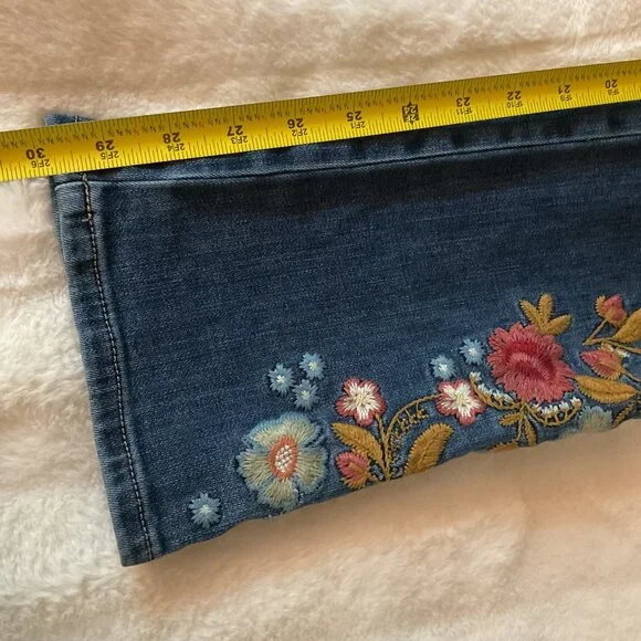Sundance Women's Embroidered Jeans size 28 - Picture 8 of 12